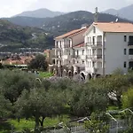 Riviera מלון דירות 3*